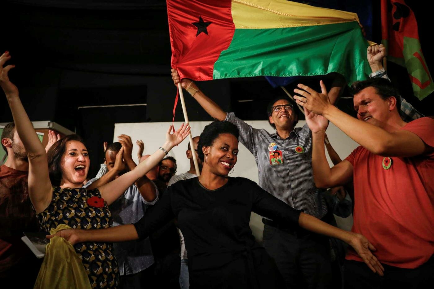 LIVRE Elege em Lisboa, Celebra Vitória com Bandeiras da Guiné-Bissau